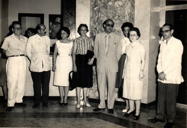 Foto de Conferencia del doctor Julio Le Riverend, como parte del ciclo “El pueblo de Cuba y su historia”, 30 de agosto de 1961. Pérez de la Riva (segundo de izquierda a derecha) en compañía de la directora y subdirectora de la Biblioteca Nacional, Le Riverend, Is